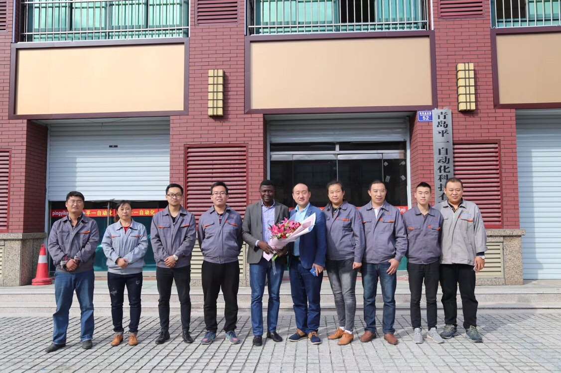 大事件!一個黑人來平度市凱萊商業(yè)街啦！