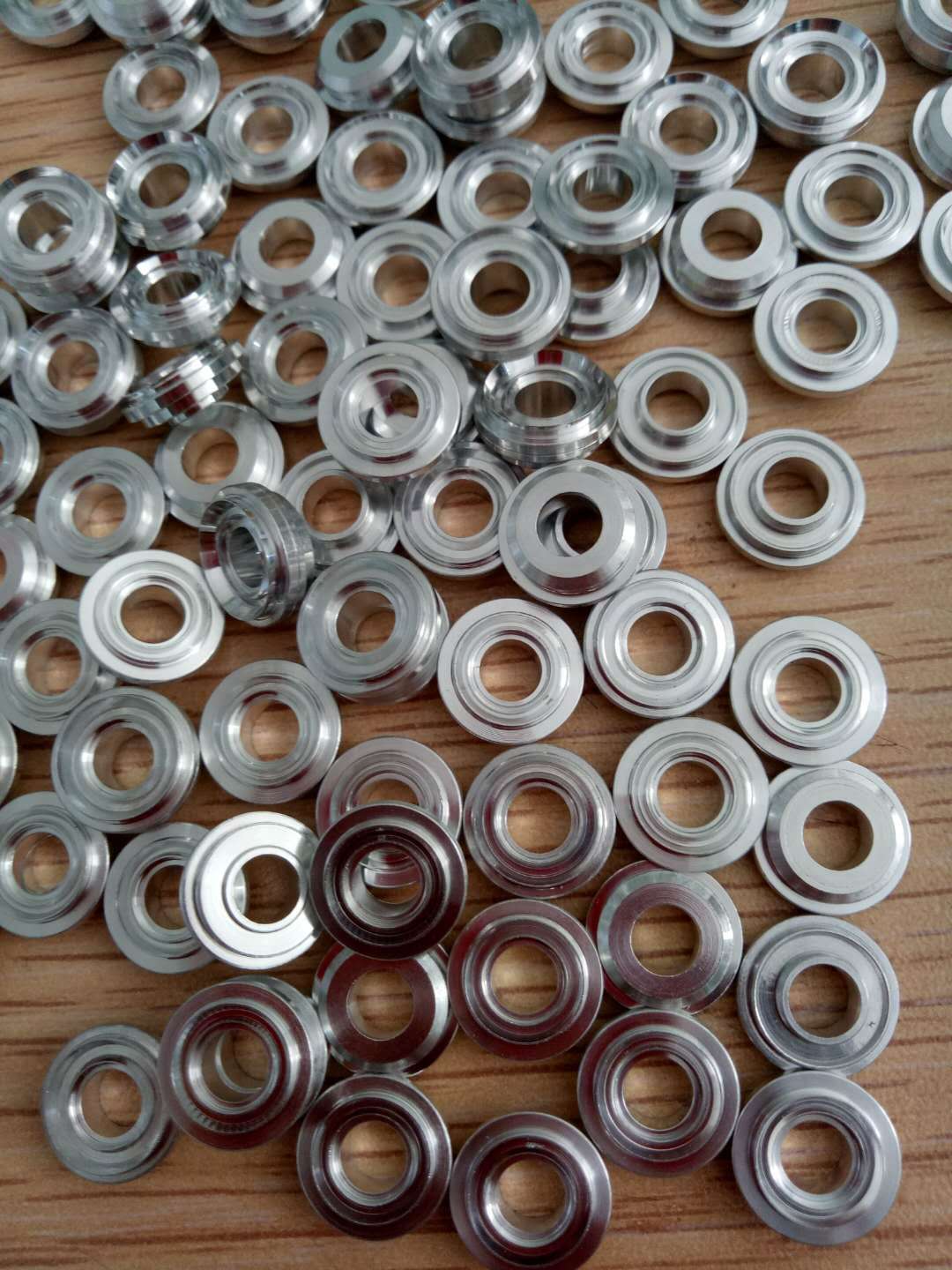 怎樣快速的區(qū)分鋁制小圓環(huán)反面排列需求完成吸塑盤包裝？