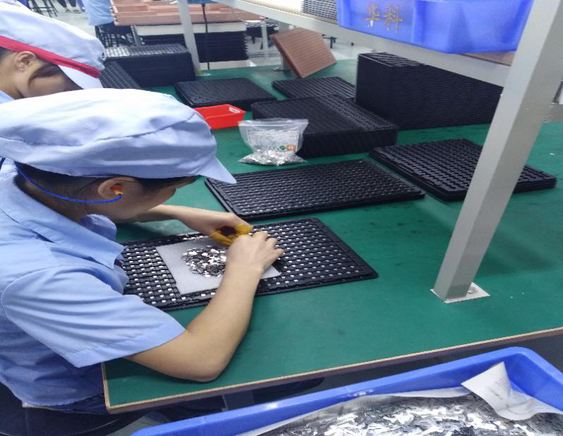 還在為零件排列擺盤發(fā)愁嗎—零件擺盤秘籍自由人擺盤機(jī)