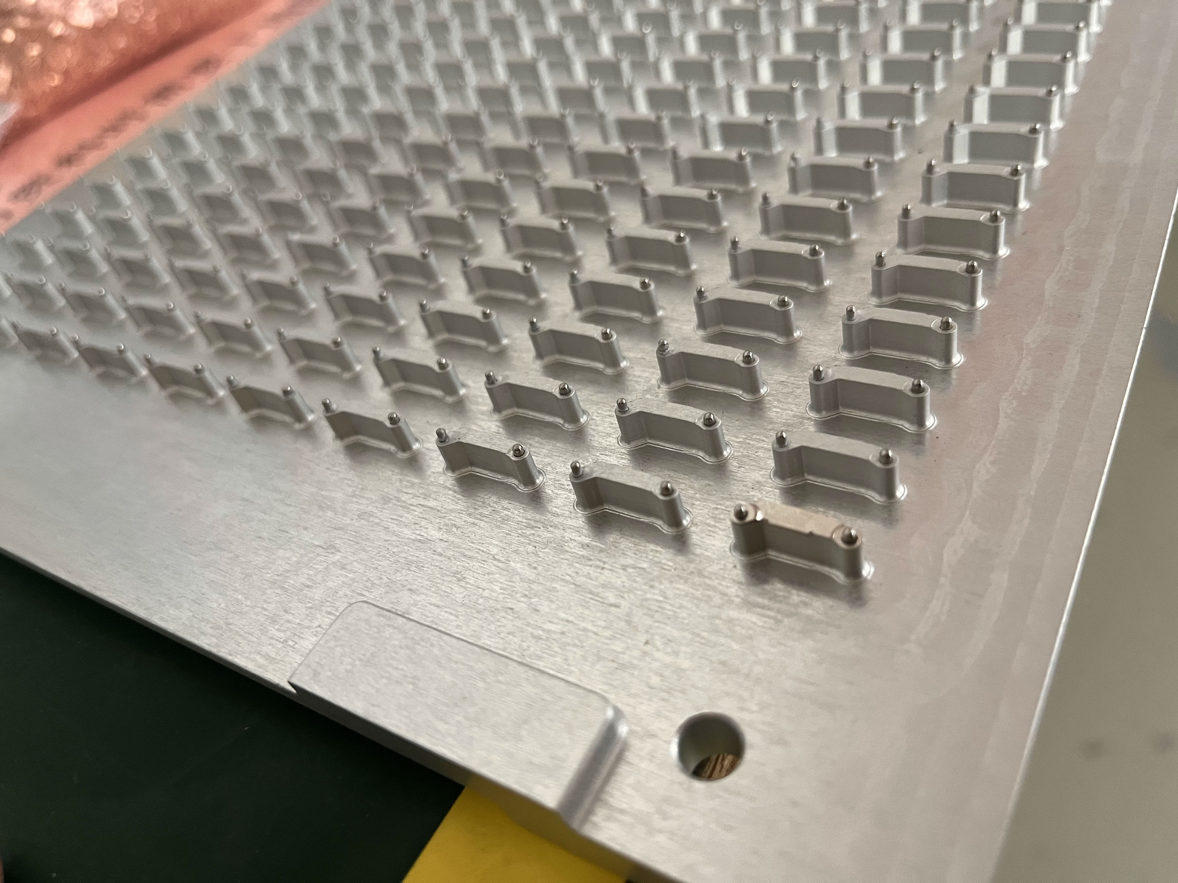 青島平一零件擺盤機(jī)，賦能電子行業(yè)成長