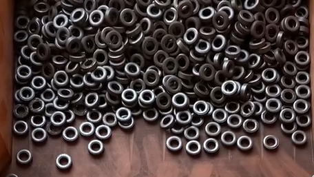 磁鋼零件有序排列，缺的是1臺(tái)平一磁鋼整列機(jī)